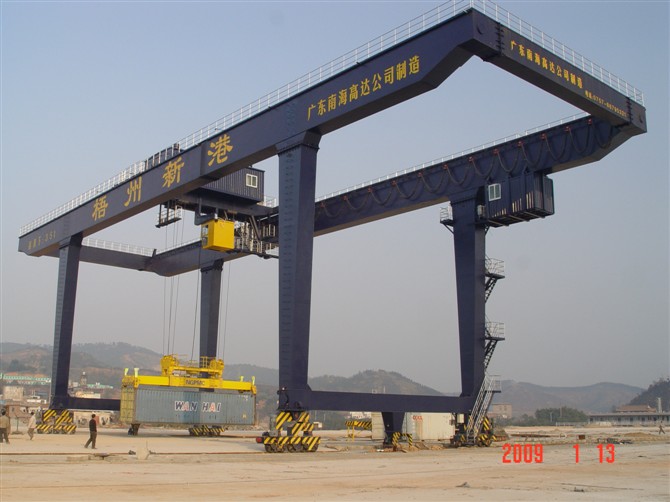 高达RMG轨道式集装箱龙门吊在梧州新港